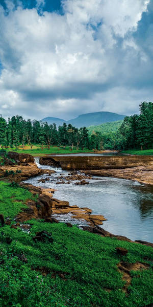 Hoàng hôn tuyệt đẹp trên hồ nước tĩnh lặng — 18:9 Hình nền