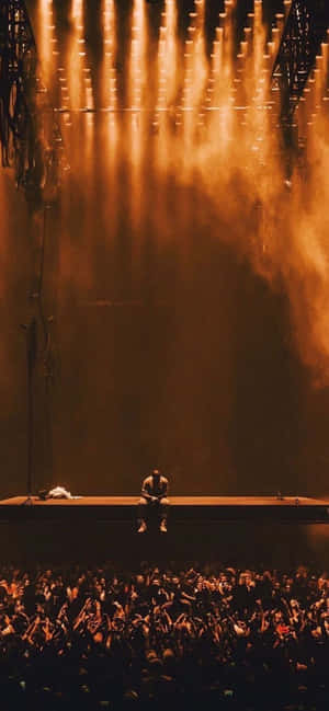 Huyền thoại rapper Kanye West trong tư thế trầm tư — Tecno Pova 8 Pro Hình nền