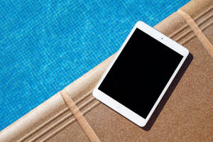 iPad Mini Gần Hồ Bơi — iPad Mini Hình nền