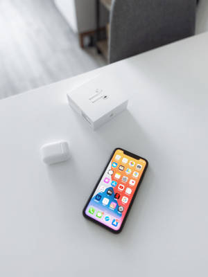 iPhone 11 Mượt Mà và Phong Cách Trong Hành Động — iPhone 14 Hình nền