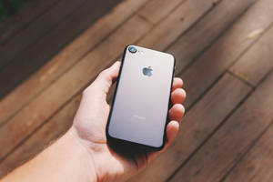 người cầm iPhone 7 màu đen tuyền — iPhone 8 Hình nền