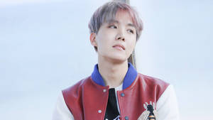 J-Hope BTS Dễ Thương Với Áo Khoác Đỏ Trắng — Dễ thương bts Hình nền