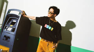 J-Hope tạo dáng bên máy ATM — Bts Hình nền