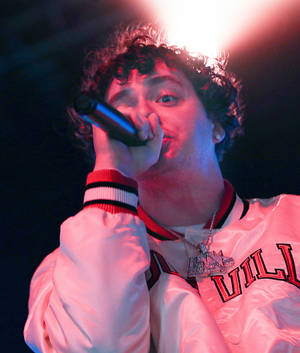 Hình nền Jack Harlow cầm micro — Tecno Phantom V Fold2 Hình nền