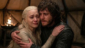 Jon Snow và Daenerys Targaryen chia sẻ khoảnh khắc xúc động