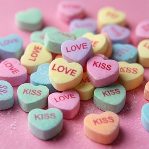 Hình nền vui nhộn với những trái tim kẹo pastel kèm thông điệp. — Anh yêu em Hình nền