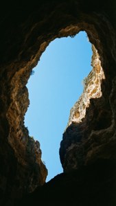 Quang cảnh bầu trời nhìn từ bên trong một hang động.