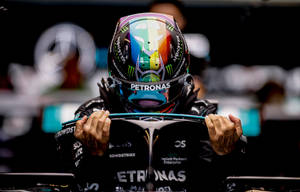 Lewis Hamilton Leo Khỏi Halo