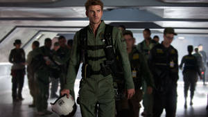 Hình nền Liam Hemsworth vai Jake Morrison trong phim Independence Day — Studio Display Hình nền