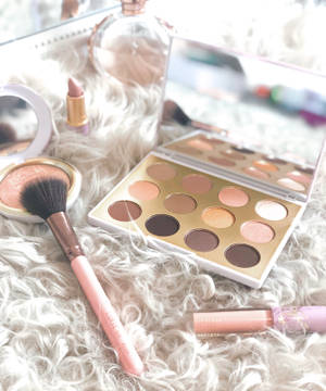 Hình nền Mac Cosmetics Snow Ball — Motorola Razr Ultra 2026 Hình nền
