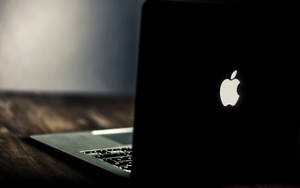 Hình nền Macbook Air trên bàn gỗ — MacBook Air Hình nền