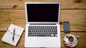 Macbook Air Trên bàn gỗ — MacBook Air Hình nền