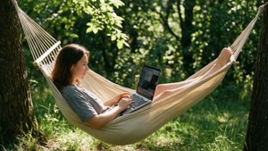 Một chiếc MacBook Air nằm trên võng cho một kỳ nghỉ ngoài trời yên bình.