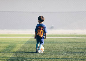 Hình nền máy tính trẻ em là fan bóng đá mặc áo đấu Lionel Messi.