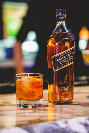 Một Hương Vị Tinh Tế - Chai và Ly Rượu Whiskey Black Label — Xiaomi Pad 8 Pro Hình nền
