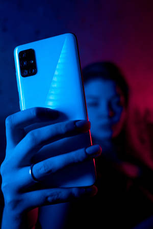 Người Phụ Nữ Với Điện Thoại Trong Ánh Neon Xanh iPhone — Xiaomi Pad 9 Pro Max Hình nền