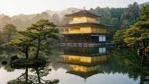 Chùa Kinkaku-ji với hình ảnh phản chiếu của nó