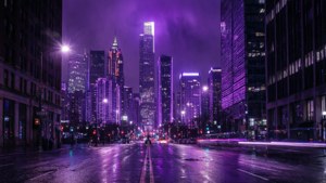 Đường chân trời thành phố tím neon đầy cảm xúc với phản chiếu ướt át. — Neon tím Hình nền