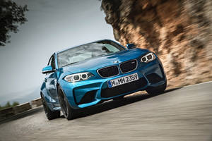 Hình nền BMW M2 F87 màu xanh trên đường cạnh núi