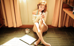 Phụ Nữ Dùng Điện Thoại 2560x1600