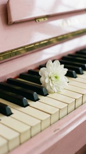 Phím đàn piano với hoa trắng, màu pastel nhẹ nhàng. — Âm nhạc thẩm mỹ Hình nền