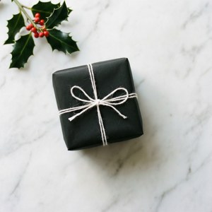 Món quà đen trắng đơn giản với cây nhựa ruồi trên bề mặt đá cẩm thạch. — Quà Giáng Sinh Hình nền