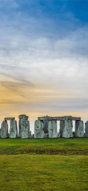Quang cảnh hùng vĩ của Stonehenge lúc hoàng hôn — iPhone 13 Mini Hình nền