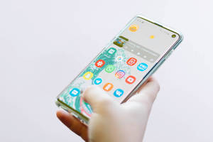 Samsung Galaxy S10 sang trọng trong khung cảnh sáng sủa — Samsung Galaxy S20 Hình nền