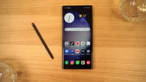 Samsung S23 Ultra với S Pen trên bàn — Samsung galaxy s22 Hình nền