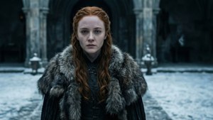 Sansa Stark đứng một mình trong sân đầy tuyết của Winterfell