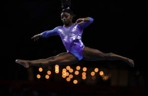 Hình nền Simone Biles tách chân giữa không trung