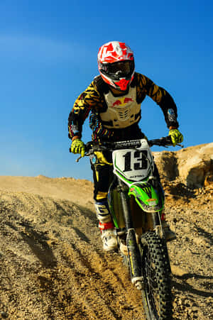 Tay đua motocross nhảy cao trên nền trời quang đãng — Huawei MatePad 11.5 (2025) Hình nền