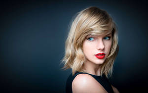 Hình nền Taylor Swift xinh đẹp với mái tóc vàng và đôi mắt xanh lục.
