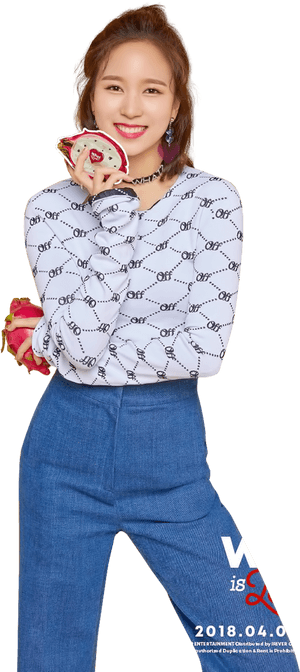 Thành viên Twice tạo dáng với cử chỉ tay hình trái tim