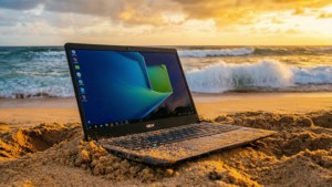 Một chiếc Chromebook nằm trên bãi cát biển trong cảnh hoàng hôn tuyệt đẹp.
