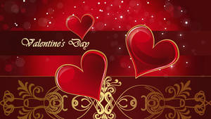 Ba trái tim đỏ viền vàng trên nền đỏ với lấp lánh và họa tiết vàng, kèm dòng chữ "Valentine's Day". — Chromebook Hình nền