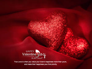 Hai trái tim lấp lánh kề nhau trên nền vải đỏ mềm với dòng chữ "Happy Valentine's Day" bên dưới. — 4:3 Hình nền