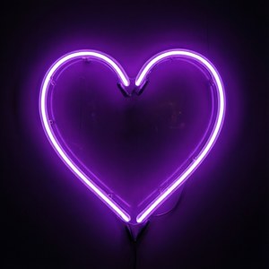 Một biểu tượng trái tim màu tím neon phát sáng.