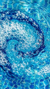 Ảnh trừu tượng macro về các màu sắc clo xoáy trong nước hồ bơi