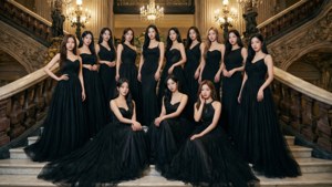 TWICE diện những bộ váy đen thanh lịch trên cầu thang lớn.