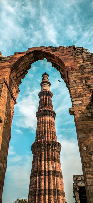 Hình nền vòm cửa Qutub Minar Delhi — iPhone 17e Hình nền
