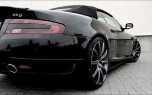 Xe Aston Martin DB9 Màu Bạc Ấn Tượng Trên Đường — Steam Deck OLED Hình nền