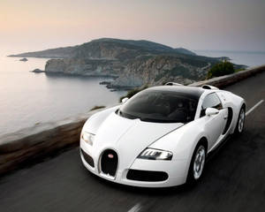 Hình nền Xe Bugatti Trắng Trên Đường Biển