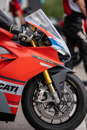 Xe đạp Ducati Panigale V4S Màu Đỏ — Xiaomi Pad 8 Hình nền