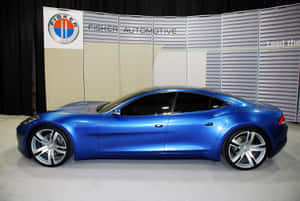 Xe Điện Fisker Karma Lướt Trên Đường Mở — Surface Pro Hình nền