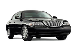 Xe Lincoln Town Car màu đen