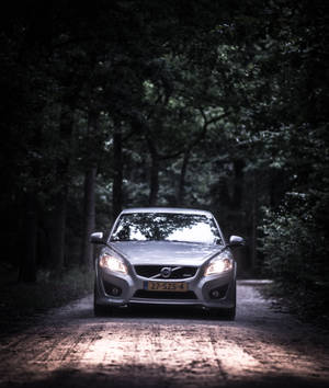 Hình nền xe Volvo sedan màu xám đang lái — Galaxy Z Fold Hình nền